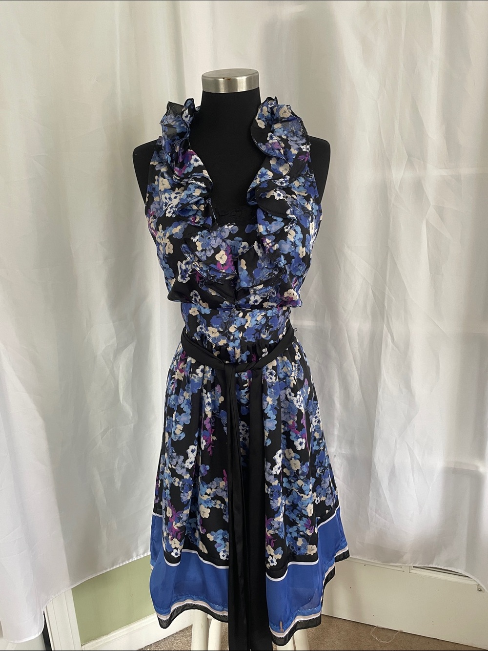 White House Black Market Blue & Black Floral Dress side zip, Size 8 PTP 21, L 39